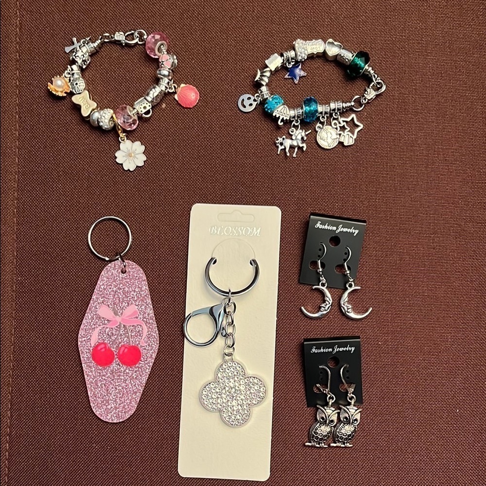 💎🆕 💎 Silver Earrings, Bracelets and Keychain Set - Picture 4 of 12